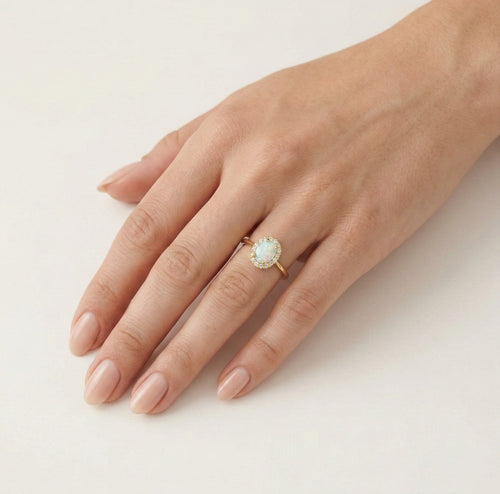 Oválný prsten s bílým opálem