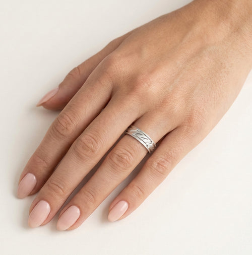 Ungewöhnlicher Trauring aus Weißgold
