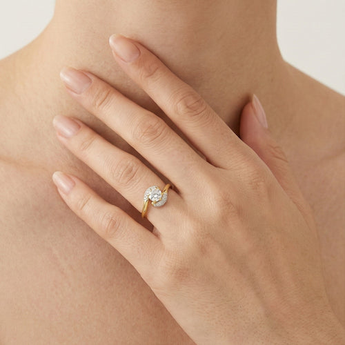 Anillo de oro retorcido con circonitas cúbicas