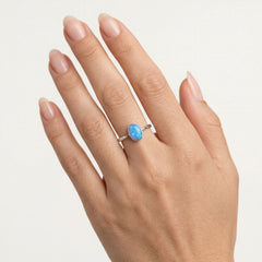 Anillo solitario sencillo de ópalo azul
