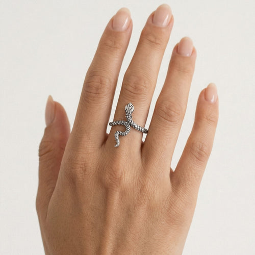 Eleganter Damenring aus Silber mit Schlangendesign