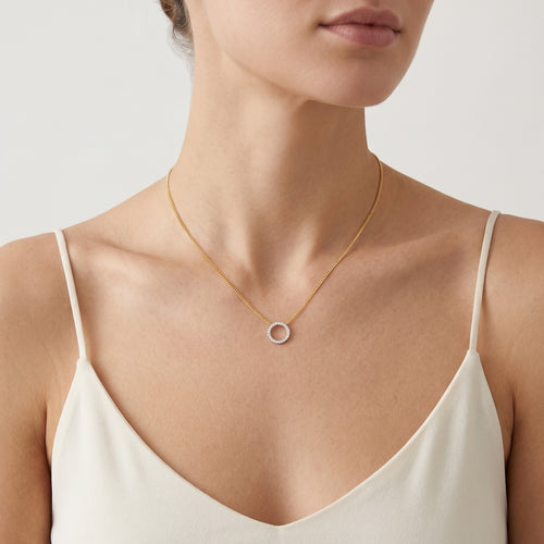 Delikates Collier mit Diamant-Kreis