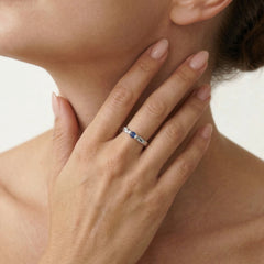 Minimalistický prsten z bílého zlata se safírem