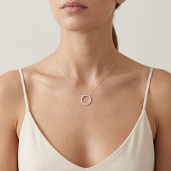 Collar de oro blanco con un círculo delicado