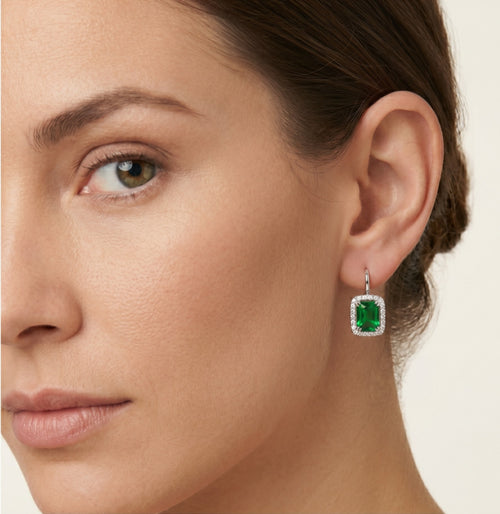 Boucles d’oreilles pendantes avec émeraudes en or blanc