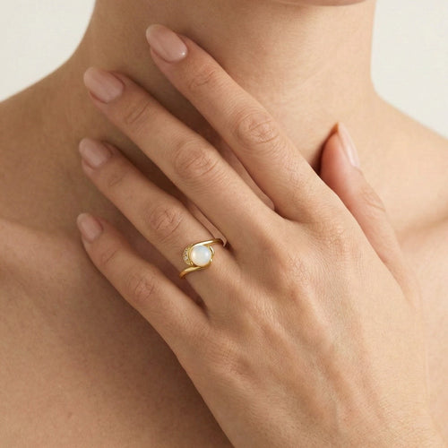 Anillo único de perla blanca con circonia cúbica