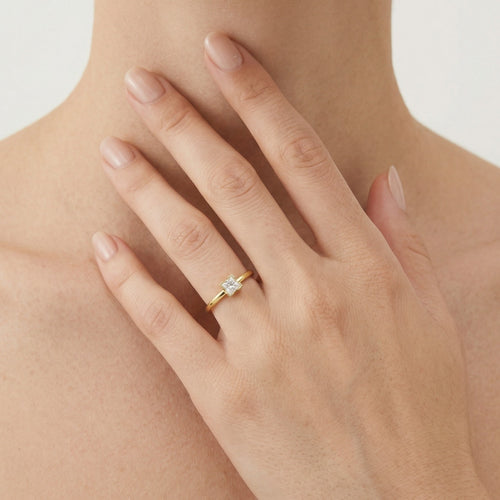 Solitérní zlatý prsten se zirkony s princeznovským výbrusem