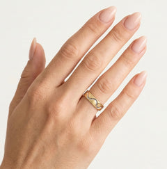 Bague de mariage en or jaune avec vague en rhodium blanc