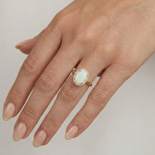 Massiver ovaler weißer Opal-Goldring