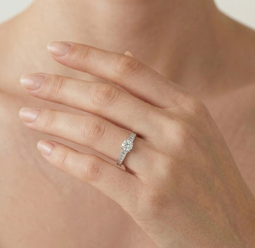 Bague éclatante en or blanc avec diamants