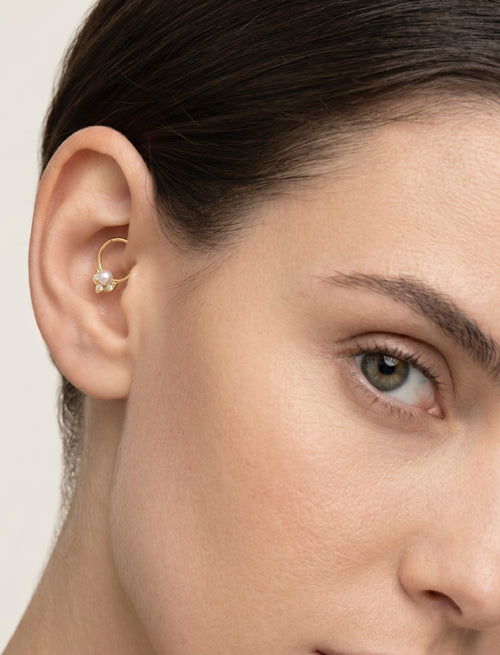 Elegantes Gold-Hoop-Piercing mit Zirkonia und Perle