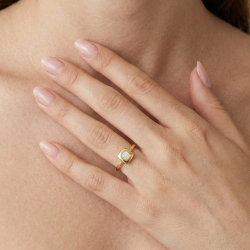 Čtvercový prsten s bílým opálem