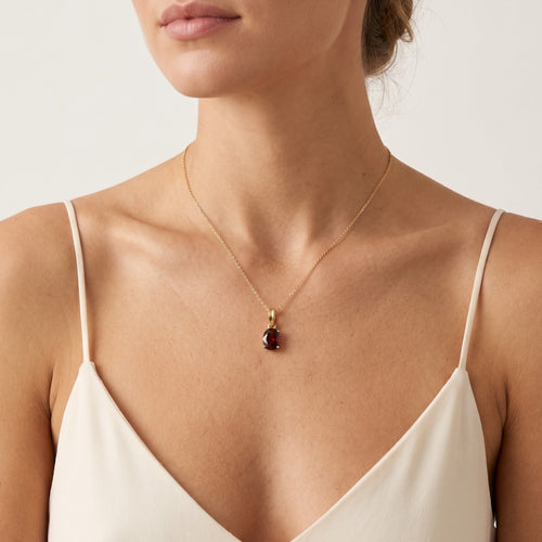 Eleganter Anhänger mit ovalem Granat aus 14kt Gold
