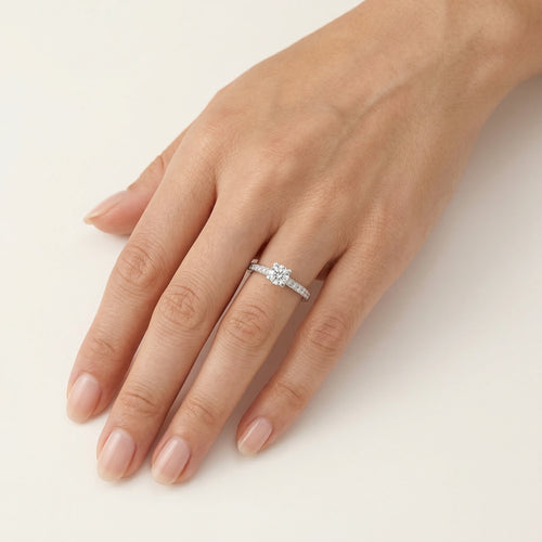 Anillo espléndido de oro blanco con diamante