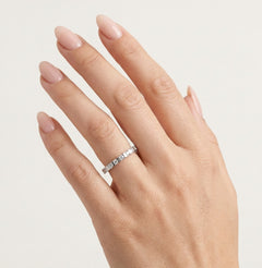 Elegante alianza de boda fina de oro blanco