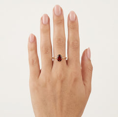 Yellow gold ring with oval garnet
