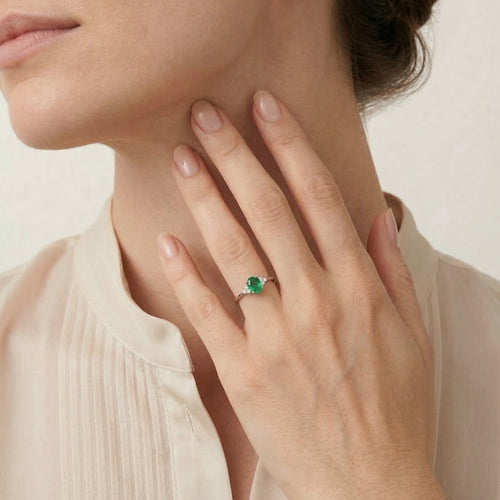 Emerald white gold ring with diamonds