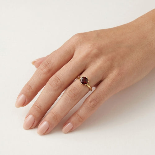 Eleganter Granat-Ring im runden feinen Treppenschliff