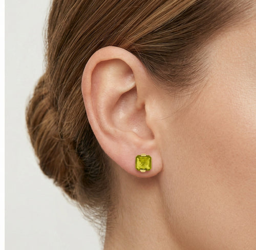 Goldene Ohrstecker mit quadratisch princess-geschliffenen Moldavit-Steinen