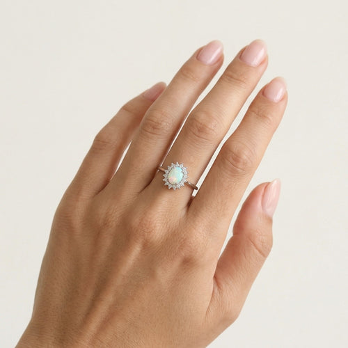 Schicker Damenring aus Silber mit weißem Opal