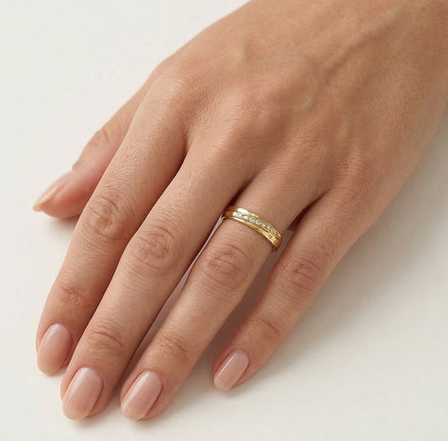 Hochglanzpolierter Ring aus Gelbgold