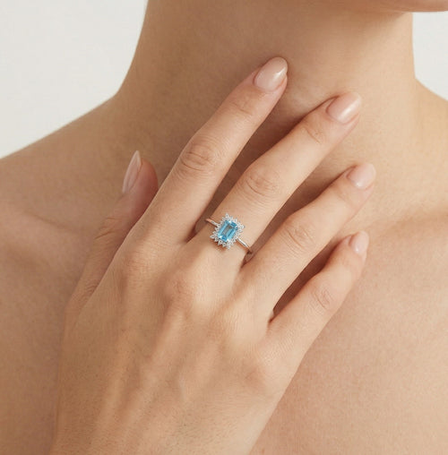 Anillo de topacio azul corte esmeralda