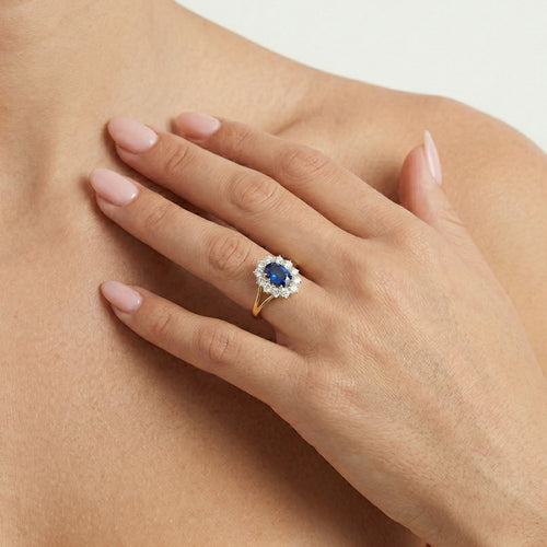 Prsten ze žlutého zlata s kubickými zirkony a safírem