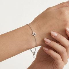 Pulsera de plata con pequeño trébol y circonitas cúbicas