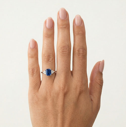 Anillo de diamantes y zafiro azul en oro blanco