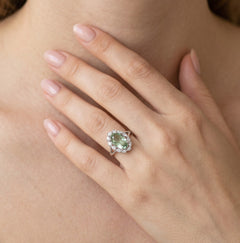 Anillo halo de plata con amatista verde y circonitas cúbicas