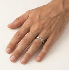 Anillo de boda solitario de platino delgado.