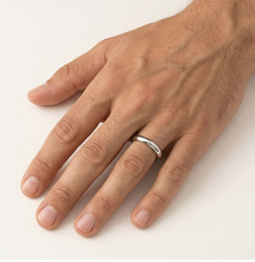 Anillo de boda solitario de platino delgado.