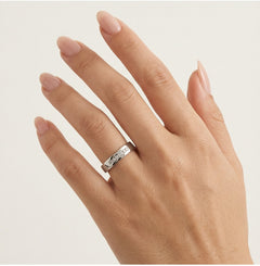 Anillo de boda de platino con acabado de alto brillo