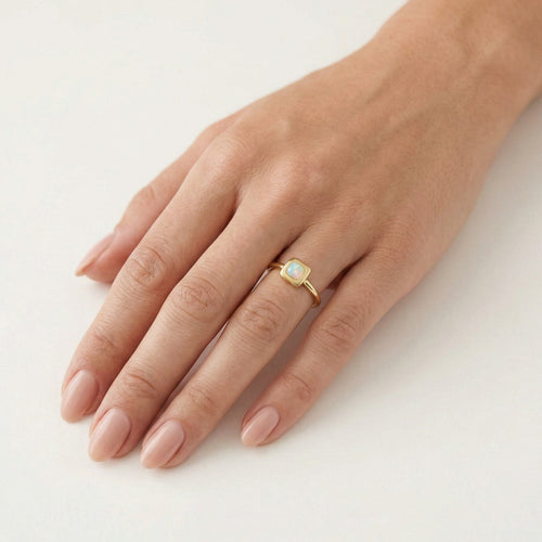 Čtvercový prsten s bílým opálem