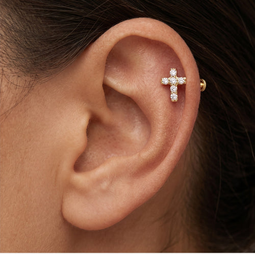 Stylový zlatý piercing s designem kříže