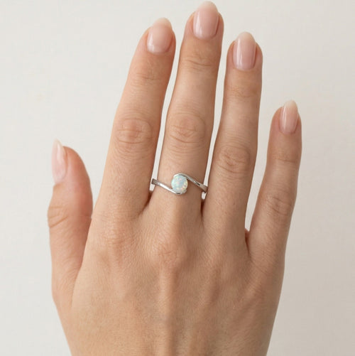 Anillo simple de plata con ópalo blanco redondo
