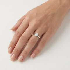 Anillo de plata de ley con ópalo blanco en forma ovalada