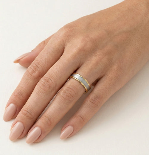 Elegantní dvoubarevný zlatý snubní prsten