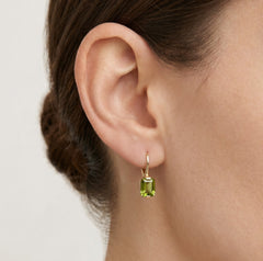 Boucles d’oreilles rectangulaires luminescentes en or et moldavite