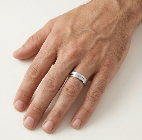 Bague en or blanc avec ligne gravée tout autour