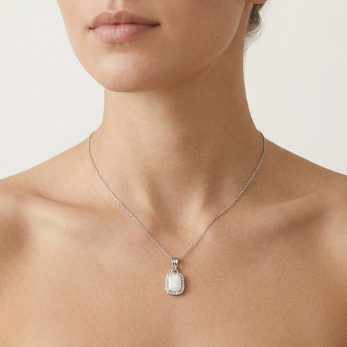 Rechteckiger weißer Opal Anhänger.