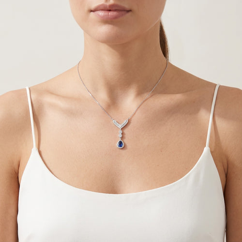 Collar elegante con zafiro en corte pera y circonia cúbica