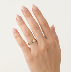 Snubní prsten ze žlutého zlata s překříženými liniemi rhodia