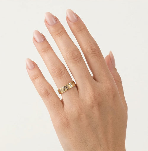 Snubní prsten ze žlutého zlata s překříženými liniemi rhodia