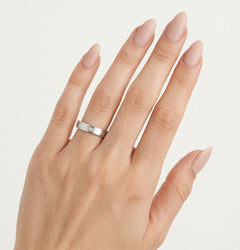 Čtyřhranný snubní prsten z bílého zlata