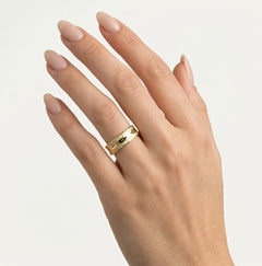 Anillo de boda elegante de oro amarillo con acabados duales.