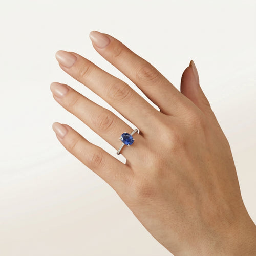Weißgold-Saphirring mit Diamanten
