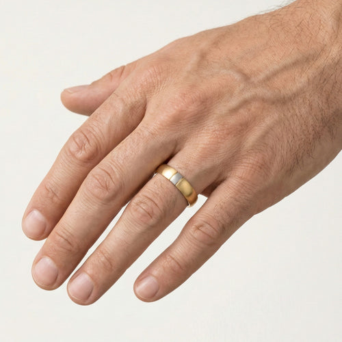 Snubní prsteny ze žlutého a bílého zlata s matným povrchem