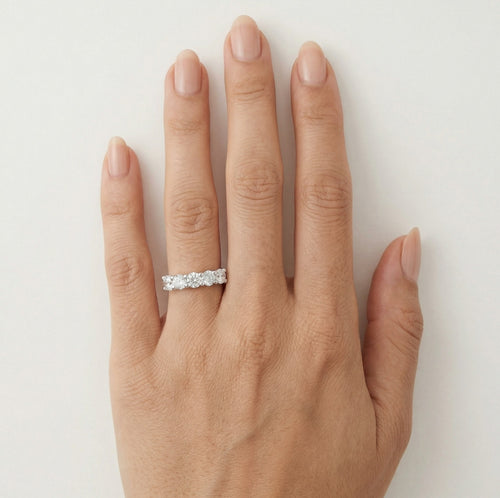 Ring aus Sterlingsilber mit fünf Zirkoniasteinen