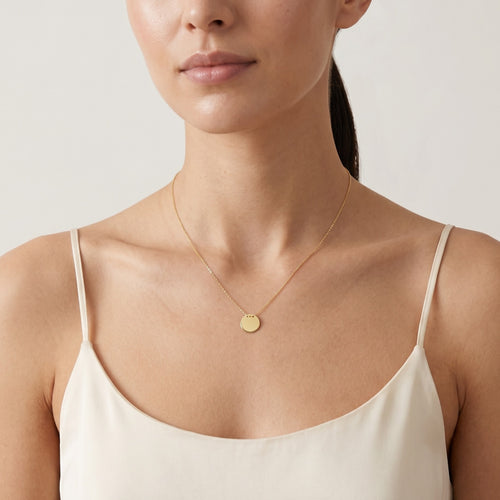 Collar de cadena de oro amarillo con medallón